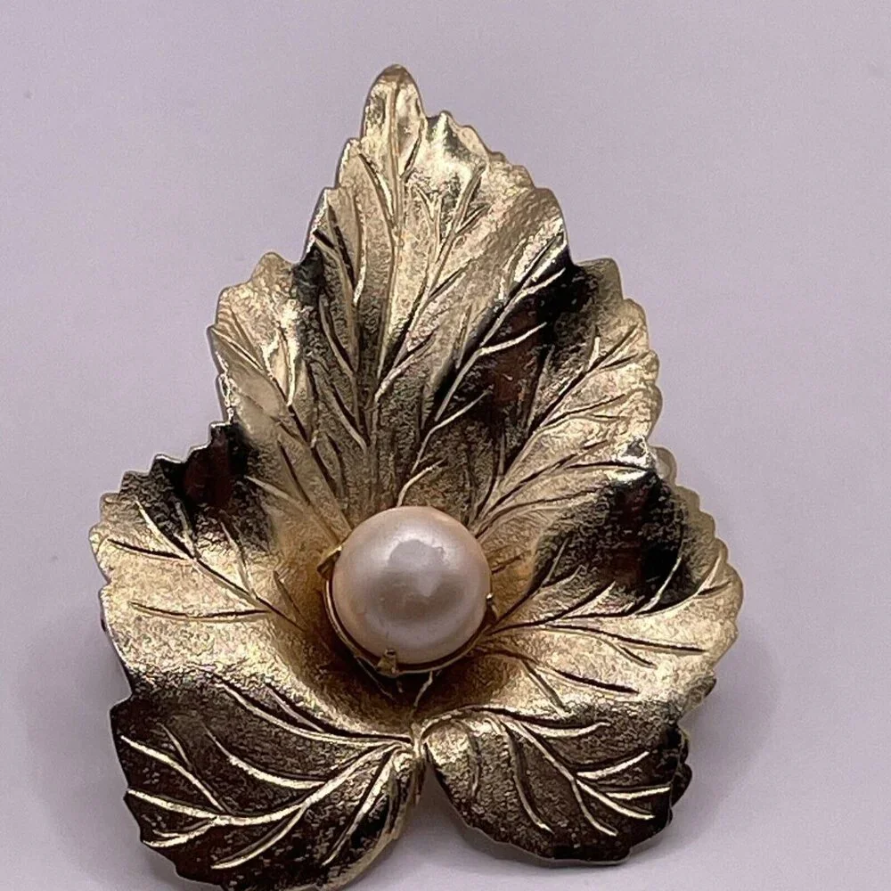 Vintage Sarah Coventry Gold Tone Faux Pearl 3D Leaf‎ Brooch Pin Textured